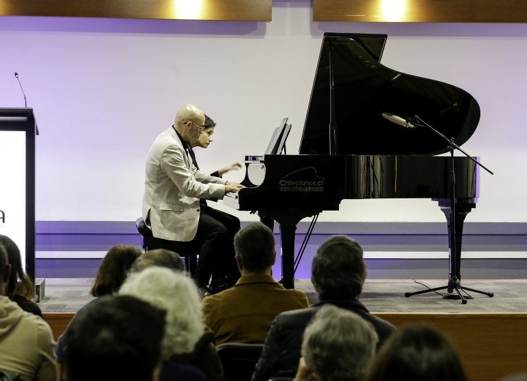 Luis y Meriette Saglie se presentan en Campus Providencia con concierto para piano