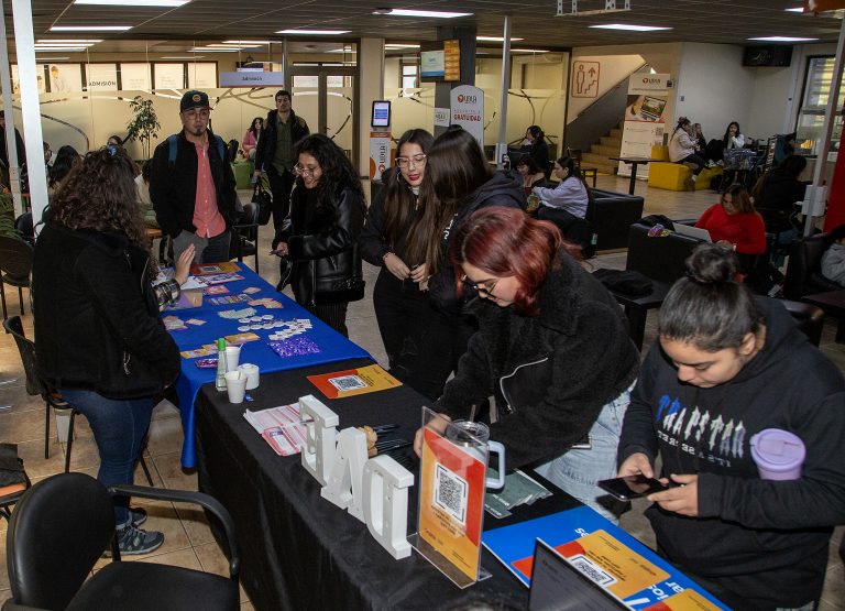Estudiantes UDLA participan de Feria de Redes y Beneficios Sociales