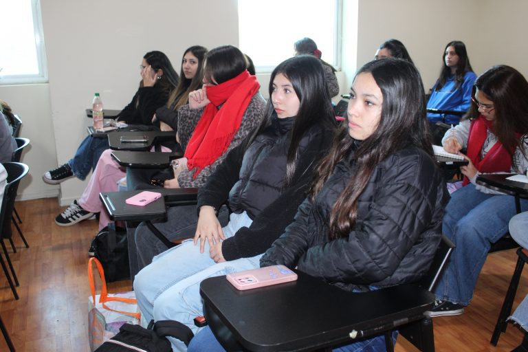 Capacitación sobre test de VIH fortalece formación en salud preventiva de estudiantes del Campus Los Castaños