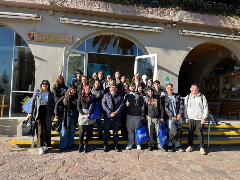 Estudiantes de Administración Pública UDLA colaboran con dirigentes vecinales de Colina en formulación de proyectos comunitarios