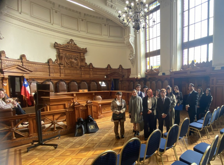 Estudiantes de Derecho UDLA visitan tribunales de Santiago y profundizan su formación práctica en el sistema judicial