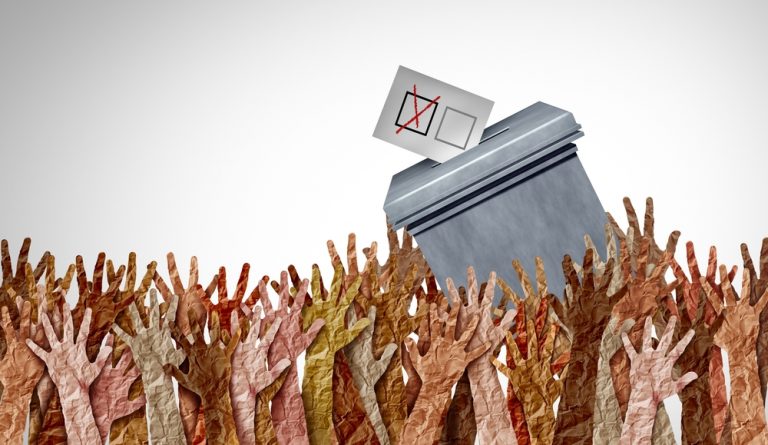 Facultad de Derecho realiza charla sobre el impacto del voto obligatorio en las elecciones 2025