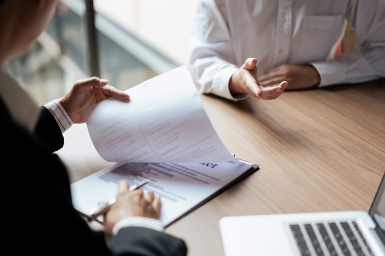 Recién egresados y estudiantes de último año UDLA reciben capacitación en elaboración de CV y preparación de entrevistas laborales