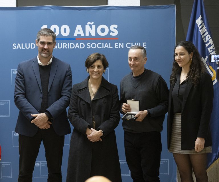 Decano Osvaldo Artaza recibe reconocimiento como exministro de Salud