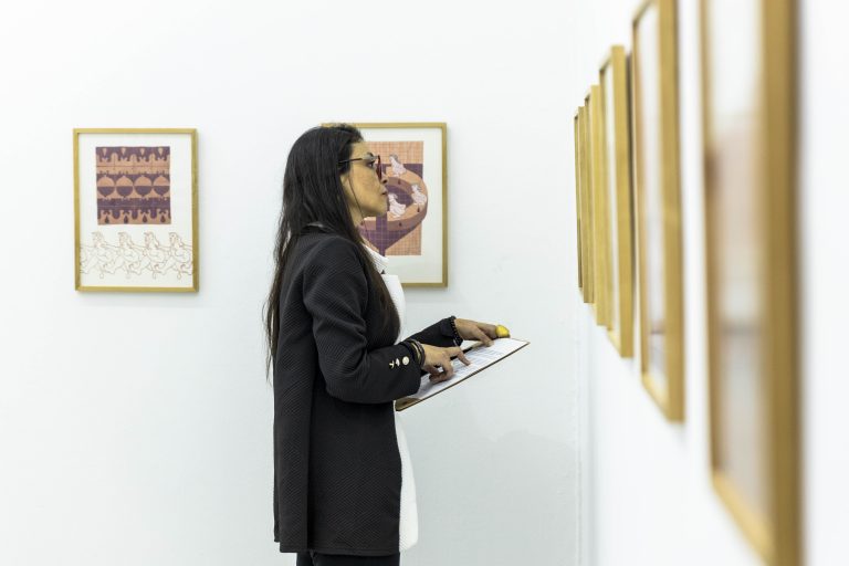 Estudiantes de Obstetricia y Puericultura de UDLA visitan muestra que reflexiona sobre cuerpo y urbanismo