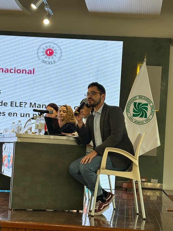 Académico de UDLA expone sobre Inteligencia Artificial y enseñanza del español en congreso internacional SICELE 2025
