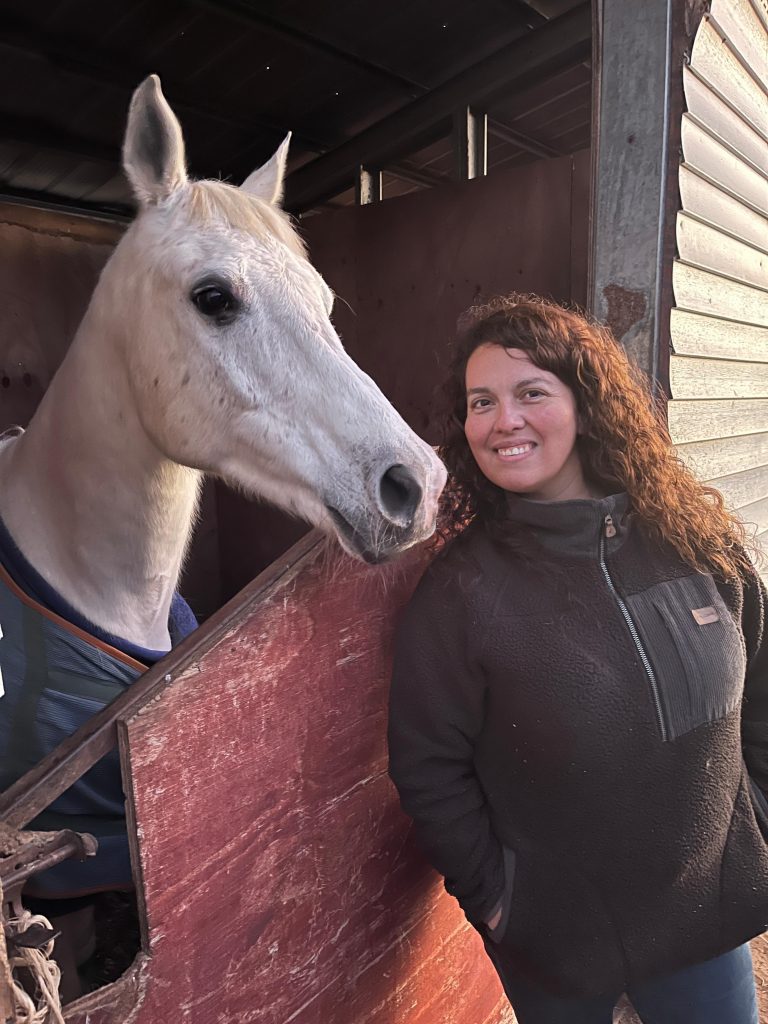 Egresada  de Medicina Veterinaria UDLA: Rompiendo estereotipos en la medicina equina de alto rendimiento