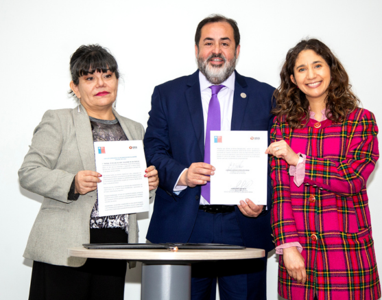 Sede Santiago firma compromiso con SernamEG para avanzar en igualdad de género y conciliación de la vida laboral, familiar y personal
