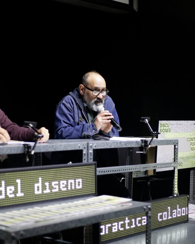 Académico UDLA expone sobre creación y diseño editorial en eventos en Perú y Chile