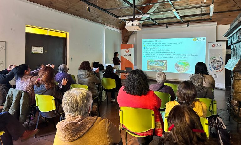 Académicas de UDLA capacitan en la producción de humus de lombriz a usuarias de Prodesal Peñaflor