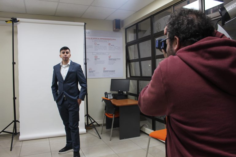 UDLA brinda servicio de fotografía profesional para perfil de LinkedIn a recién titulados