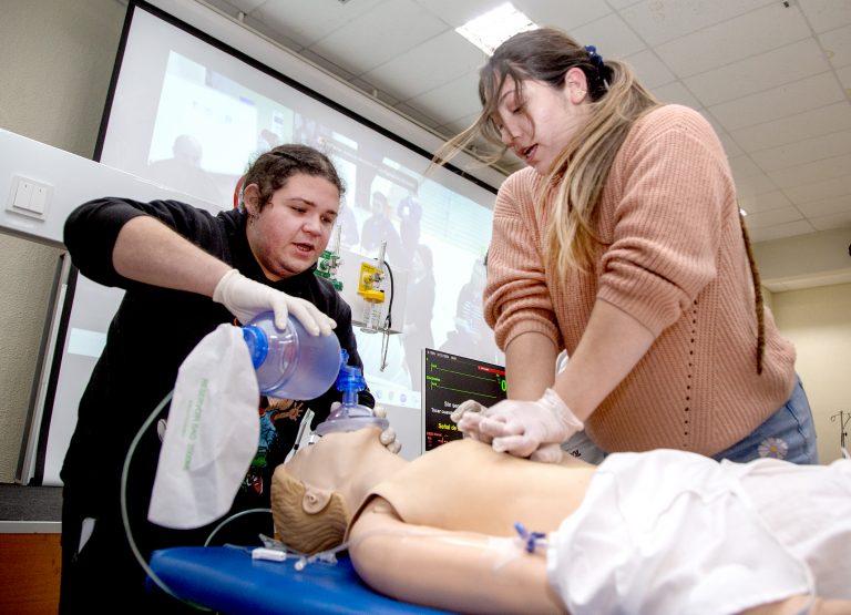 Escuela de Enfermería de UDLA realiza jornada de urgencias