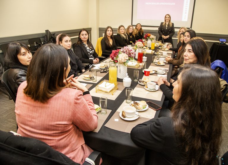 Primer programa de mentorías de la Comunidad de Egresadas UDLA celebra su graduación y se alista una segunda edición