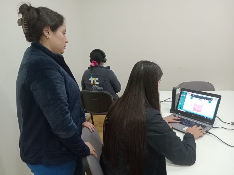 Operativo auditivo de la carrera de Fonoaudiología de UDLA beneficia a trabajadores del Hogar de Cristo en Viña del Mar