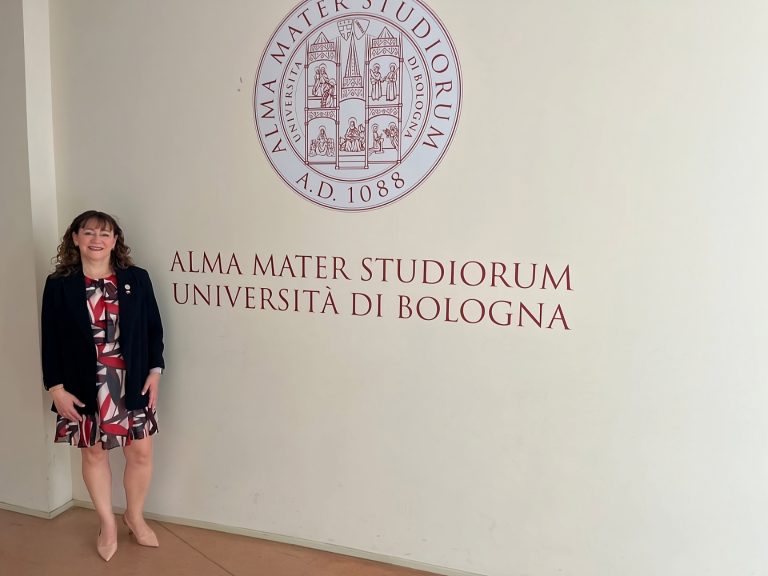 Vicerrectora de UDLA Sede Viña del Mar expone sobre Inteligencia Artificial y proyecto Aula del Futuro en Italia