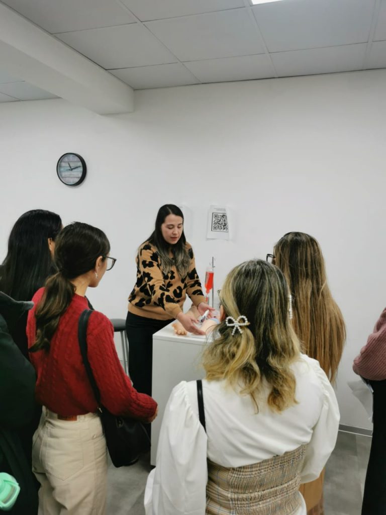 Visita de estudiantes y académicas de UNILAB refuerza vínculo internacional en simulación clínica
