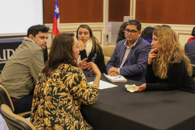 UDLA fortalece su trabajo territorial con equipos municipales de Santiago