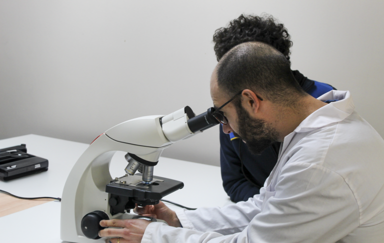 Escolares de Colegio Santa Margarita de San Miguel fortalecen su aprendizaje científico en laboratorios de UDLA