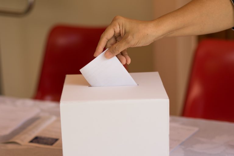 Facultad de Derecho UDLA lanza campaña “Infórmate, Participa, Transforma” en año de elecciones presidenciales