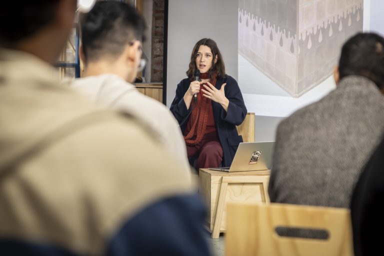 Constanza Hermosilla explora la relación entre arte, construcción y ciudad en tercera versión de Nuevas Materias