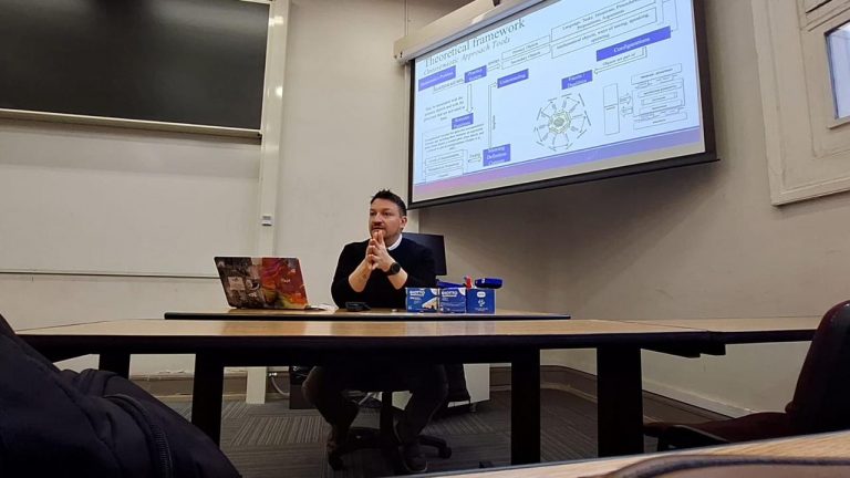 Académico de UDLA presenta investigación en conferencia internacional de educación matemática