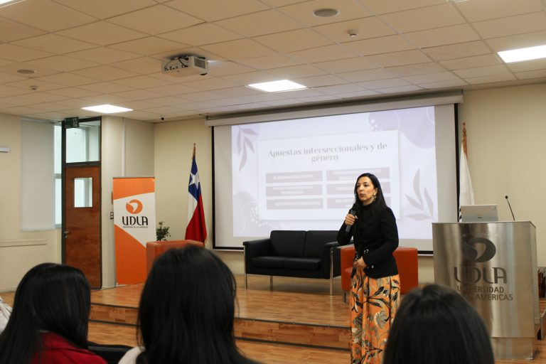 Experta internacional Ángela Zapata visita UDLA y dicta charla magistral sobre sesgos de género en Sede Viña del Mar