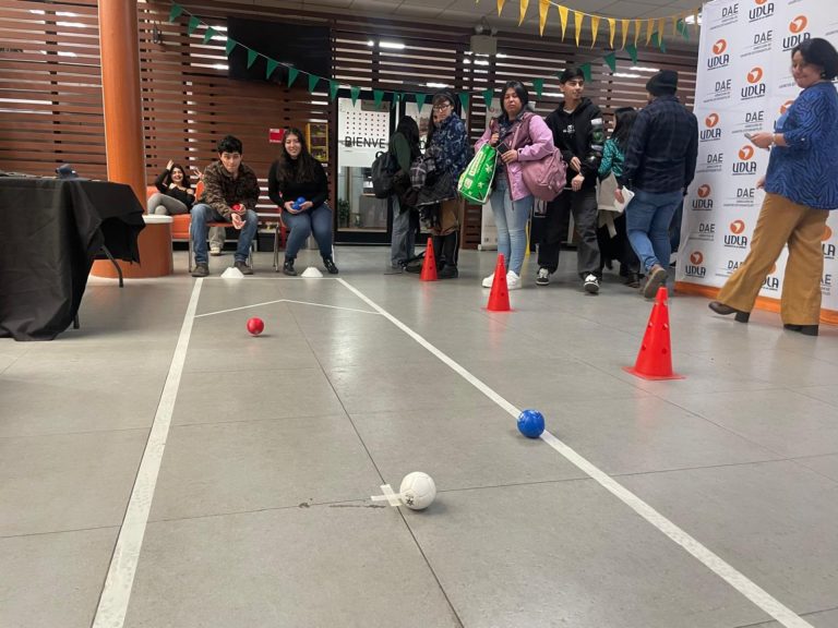 Recreo activo con bochas adaptadas reúne a estudiantes en Campus Chacabuco de UDLA