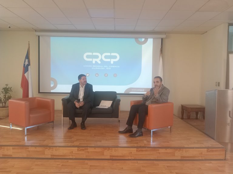 Estudiantes y presidente de la Cámara de Comercio reflexionan sobre el contexto económico en ciclo UDLA
