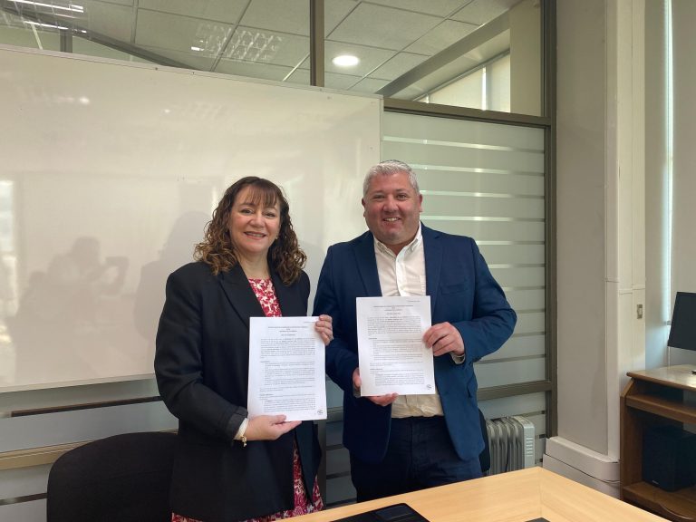 UDLA y ONG Vivir Consentidos firman convenio para impulsar investigación en envejecimiento activo