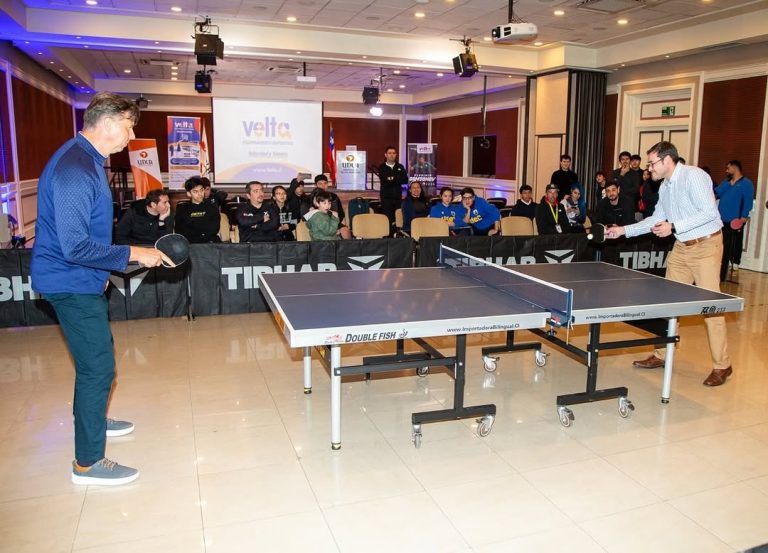 Leyenda mundial del tenis de mesa realiza exhibición en Campus Santiago Centro
