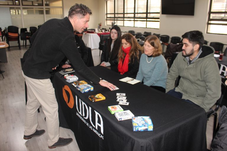 Egresados y estudiantes UDLA juegan y exploran sus habilidades transversales a través de un taller gamificado de entrevista laboral