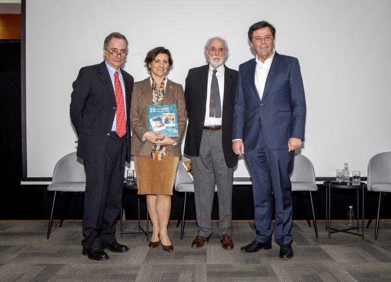 En UDLA ministra de Salud, exministros y exautoridades de gobierno se reúnen en presentación del libro «20 años del AUGE desde sus actores»