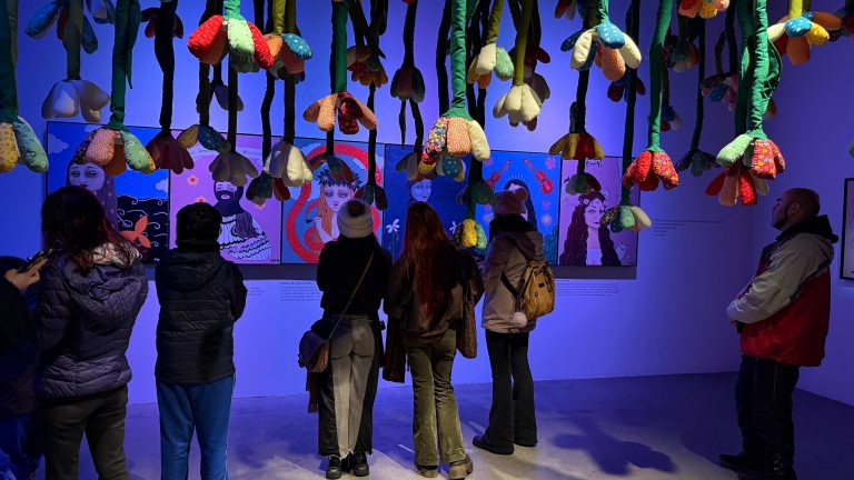 Estudiantes de Sede Concepción disfrutan exposición de Mon Laferte