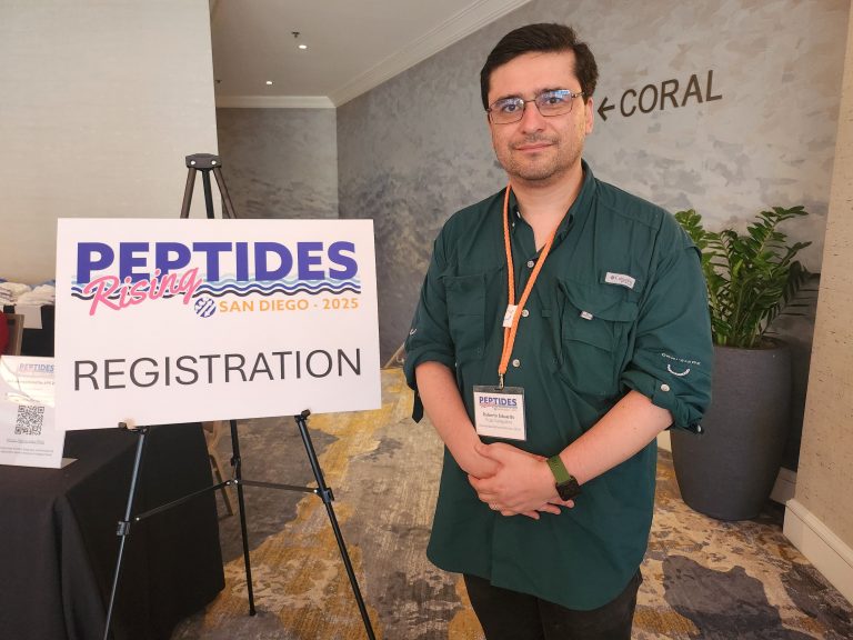 Académico de UDLA expuso investigación sobre péptidos anticongelantes en simposio internacional en Estados Unidos