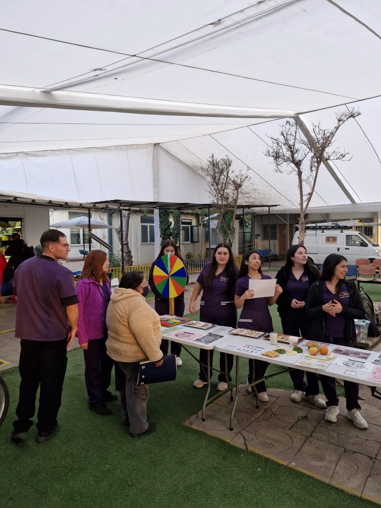 Estudiantes UDLA fortalecen su formación profesional en salud comunitaria con campañas territoriales en Villa Las Araucarias