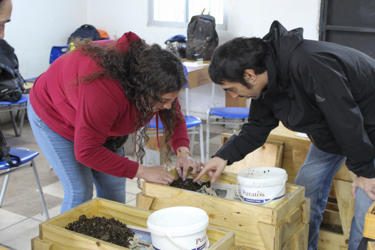 Vecinas de Maipú se capacitan en compostaje domiciliario gracias a alianza entre UDLA, Reutil y comunidad local