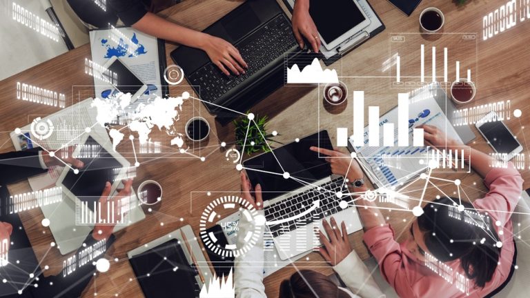 Egresados interesados en participar en los Fondos Concursables “UDLA Emprende 2025” reciben detallada charla informativa