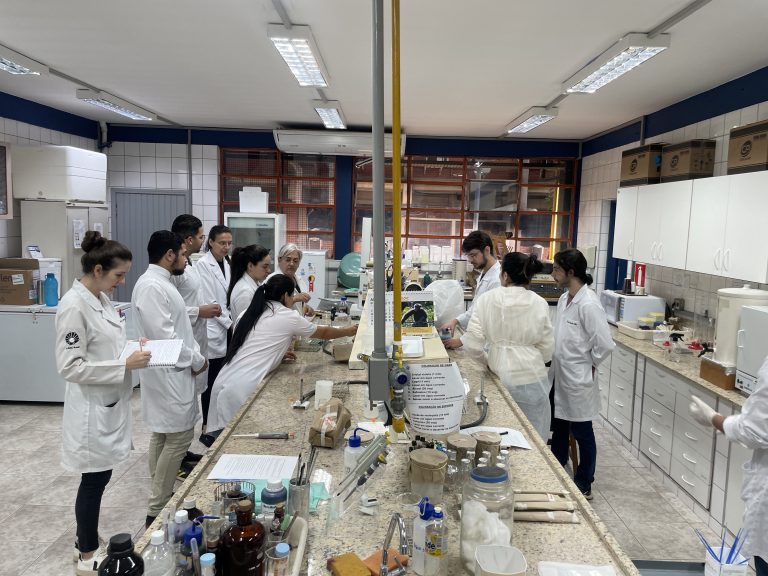 Académica UDLA realiza pasantía en Brasil para desarrollar soluciones biotecnológicas contra la mastitis bovina