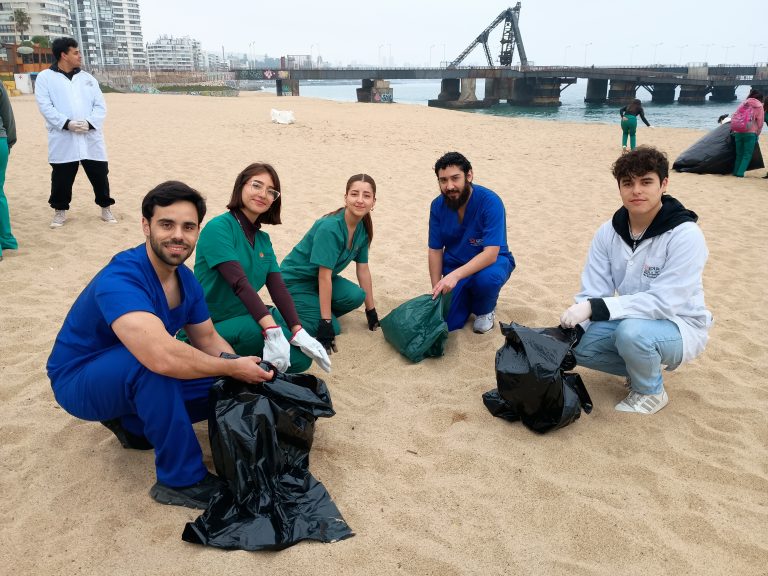 Más de 100 estudiantes de Medicina Veterinaria de UDLA de Sede Viña del Mar participan en limpieza de Playa El Sol