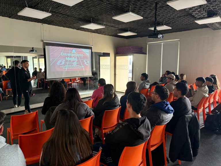 Estudiantes de selecciones del Campus Los Castaños de UDLA participan en taller de psicología deportiva