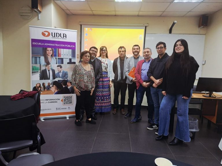 UDLA fortalece competencias investigativas de académicos con jornada de capacitación en Administración Pública