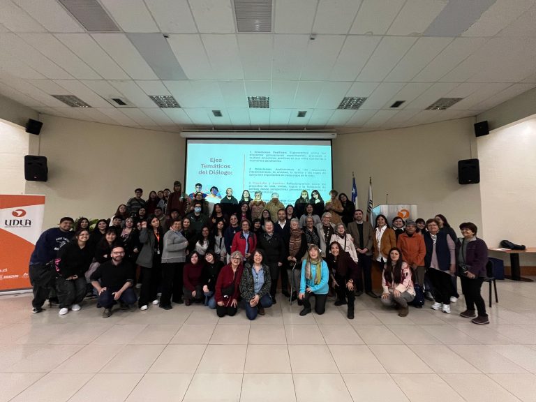 Escuela de Psicología de UDLA realiza diálogo intergeneracional entre estudiantes y personas mayores