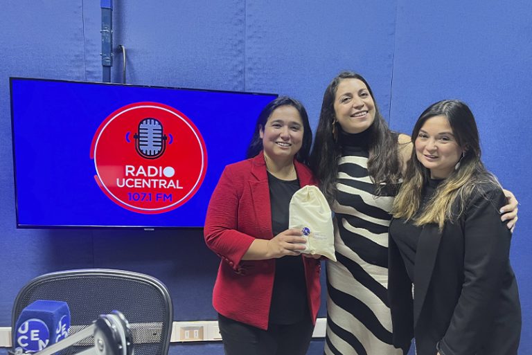 Académica de la Facultad de Educación expone sobre Inteligencia Artificial en jornada radial de la Universidad Central