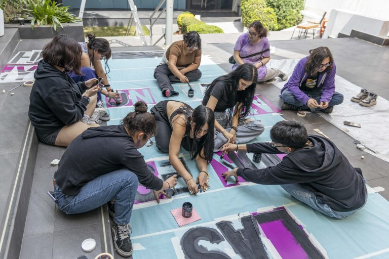 Banderas, diseño y pensamiento crítico: estudiantes de UDLA participan en workshop junto a la artista Irma Marco