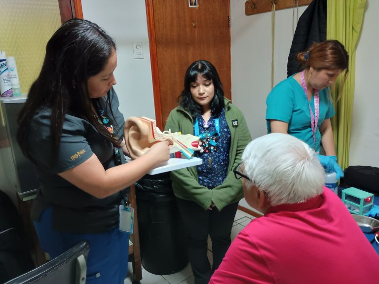 Carrera de Fonoaudiología de UDLA realiza operativo de salud auditiva para marinos telecomunicantes retirados en Quilpué