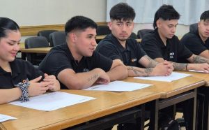 Estudiantes de Educación Física UDLA en intercambio académico en Argentina participando en conversatorio en la Universidad Juan Agustín Maza