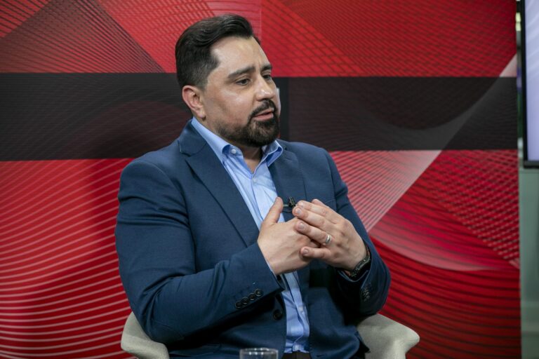 Dr. Leonardo Fernández presenta el nuevo Doctorado de UDLA en Sostenibilidad Agropecuaria y Veterinaria en EmolTV