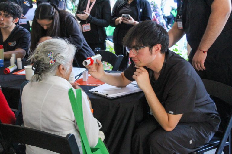 UDLA vuelve a apoyar a personas mayores en “Peña Lolein” de Peñalolén