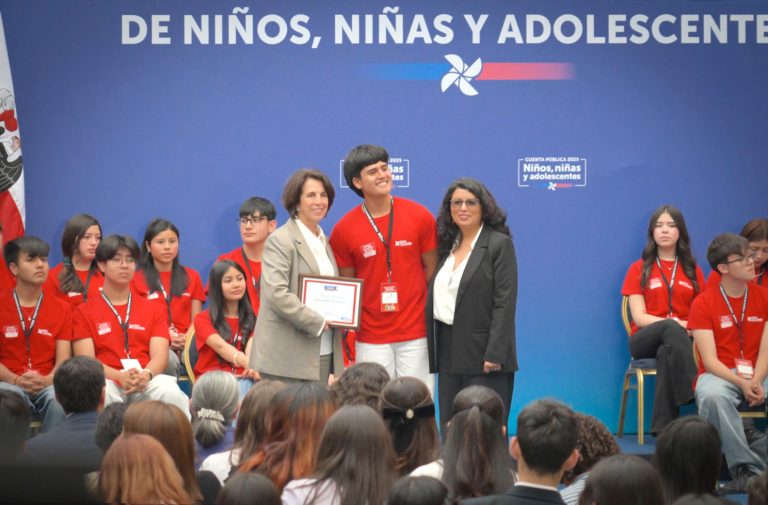 UDLA recibe reconocimiento presidencial por su compromiso con la niñez