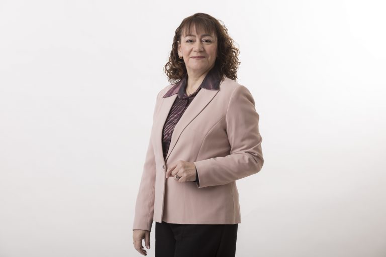 Vicerrectora de UDLA Paola Espejo expone sobre Inteligencia Artificial Generativa en Cámara de Comercio de Rapa Nui